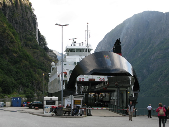 Паром перевозящий людей и транспорт через фьорды в Норвегии