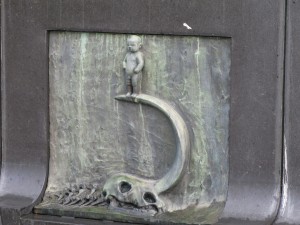 Фрагмент оформления фонтана (ребенок стоящий на костях родителей)