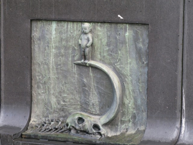 Барельеф на фонтане (ребенок стоящий на костях родителей)