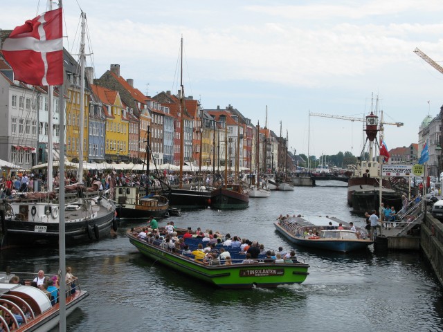 Кораблики на которых проходит гранд тур по Копенгагену
